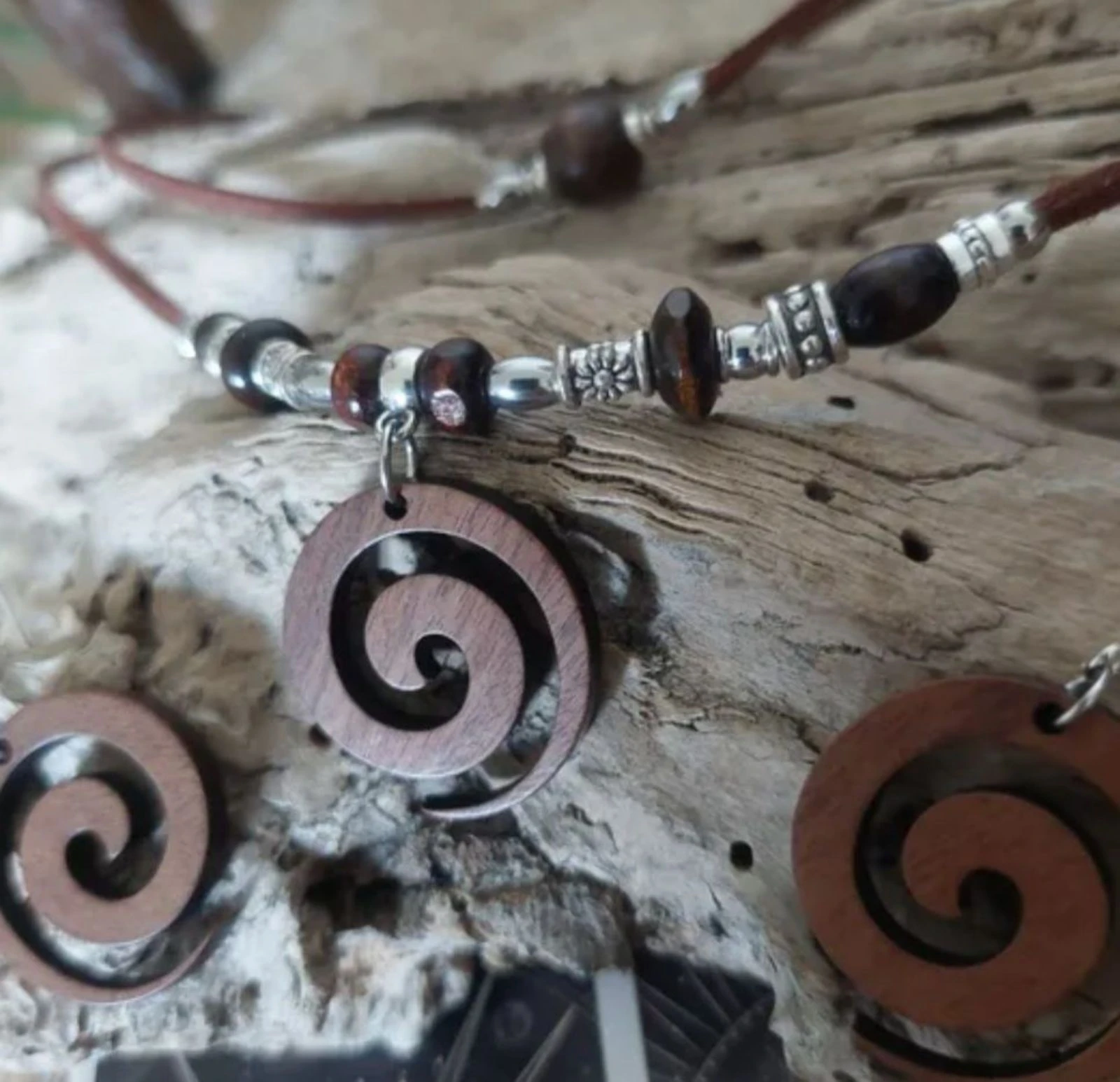 Parure bohemio de dos hileras, espiral de madera chocolate, múltiples perlas de madera – photo 5